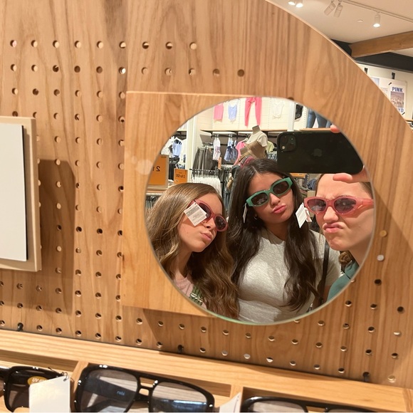 Meet your Posher, Bobbi - Picture 3 of 3